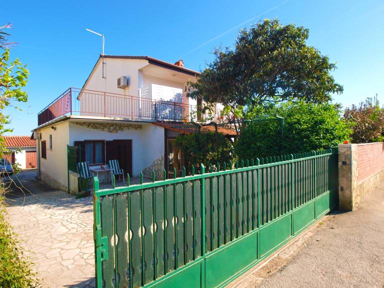 Apartment with patio in Medulin
