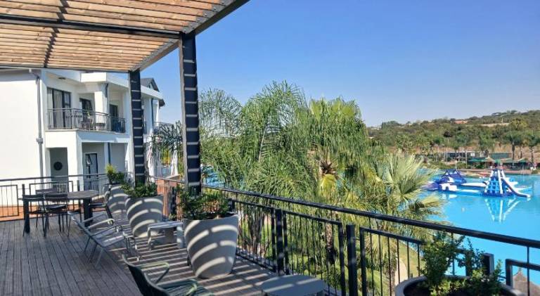 Apartment with pool & grill — photo 4