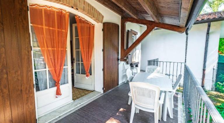 Serviced apartment with patio, barbecue & yard | Pet-friendly — photo 4