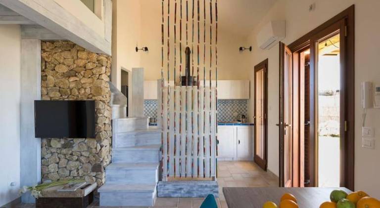 Pleasant villa with pool & hot tub | Pet-friendly — photo 4