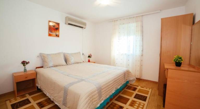 Rental apartment with terrace, hot tub & barbeque — photo 2