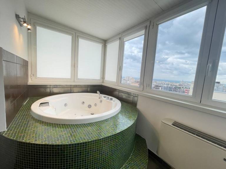 House with jacuzzi — photo 4