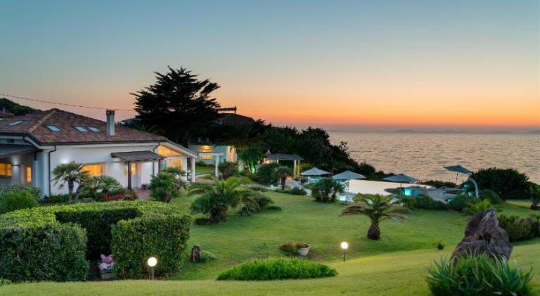 Ample villa with pool & hot tub | Suitable for remote work | Dogs allowed in Sorso
