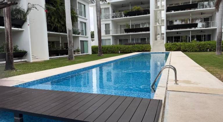 Apartment with yard, private pool & hot tub — photo 4