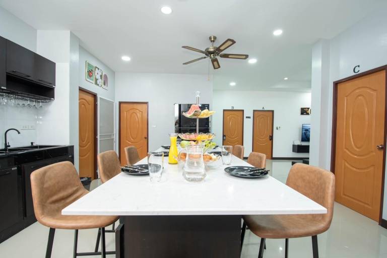 Family-oriented villa with yard, barbeque & jacuzzi | Good for workation | Pet-friendly — photo 4