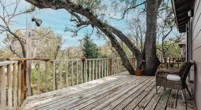 Magical Creekside UT Treehouse Walk to Moody Center Free Parking — photo 5