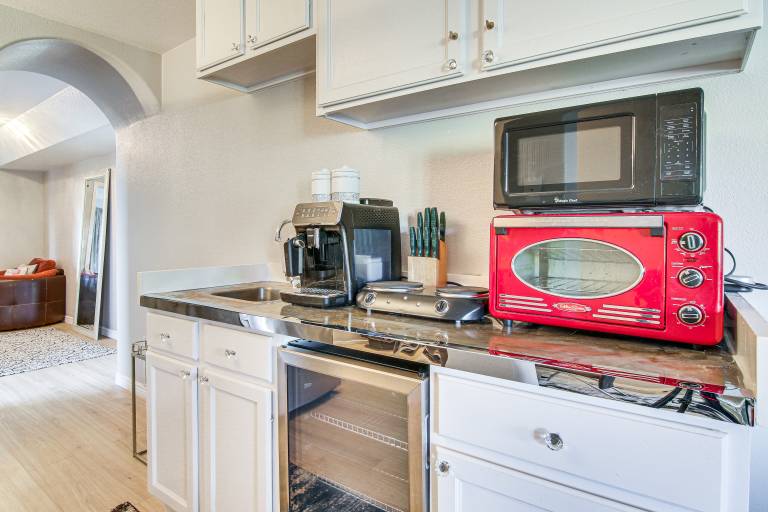 4 Mi to Broadmoor! Apt w/ Movie Theater & Mtn View — photo 3