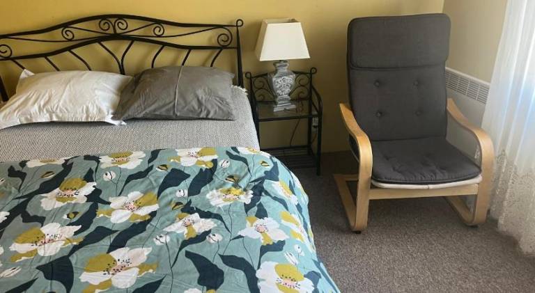 Chambre a l etage salle de bains au rez de chaussee