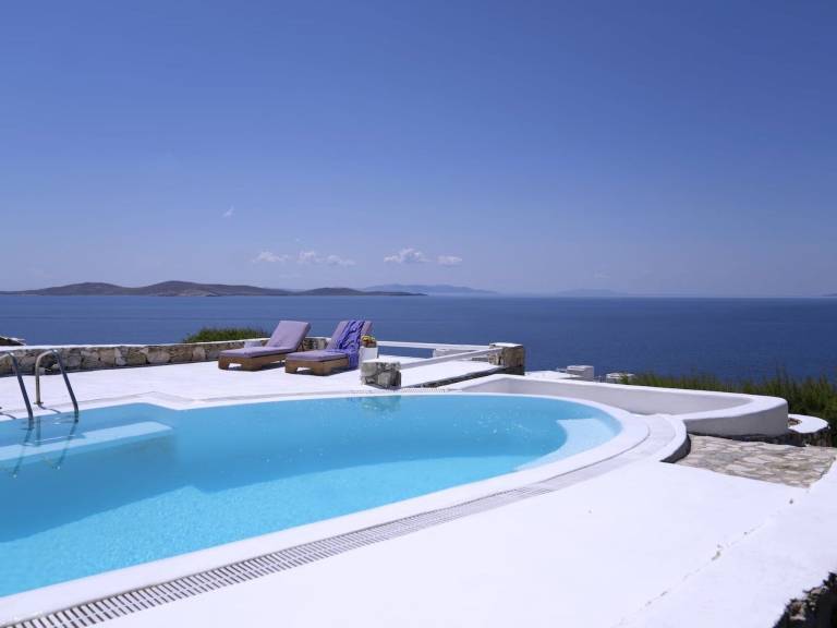 Vacation home with yard, private pool & barbecue — photo 4