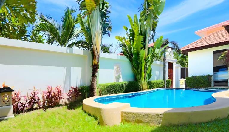 Majestic Residence Pool Villa Private Beach in Pattaya