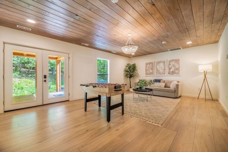 Vacation home with grill, hot tub & terrace | Mountain view — photo 2