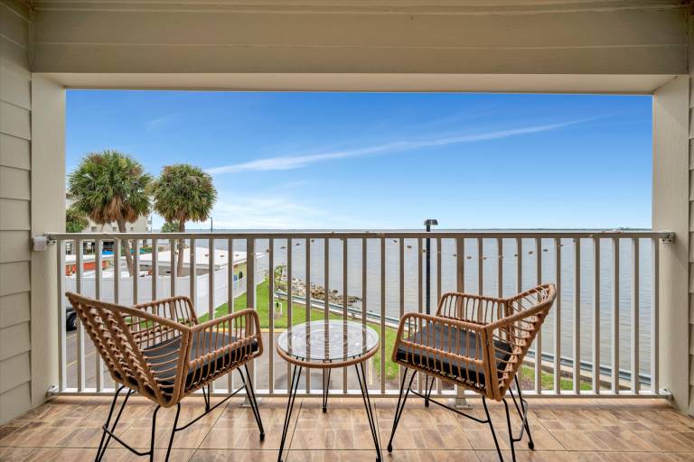 Palm Court Waterview Balcony Suite & Heated Pool