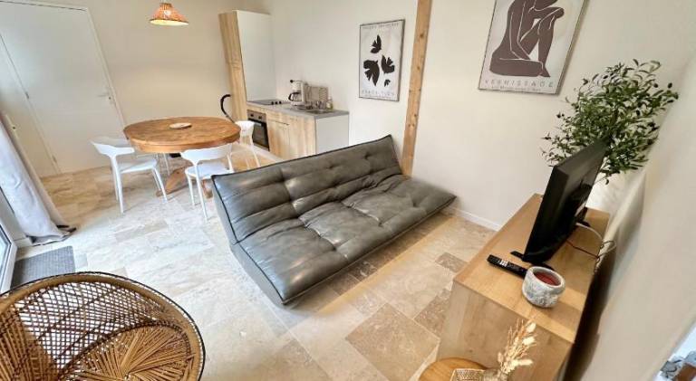 Rental apartment with patio — photo 2