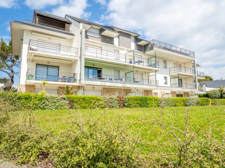 Holiday apartment with patio & yard | Beach nearby | Pets allowed — photo 2
