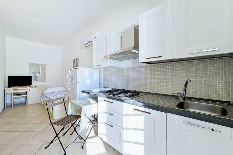 Studio with grill, fast internet & patio | City view — photo 4