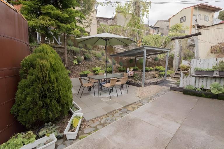 Serviced apartment with terrace, barbeque & yard — photo 5