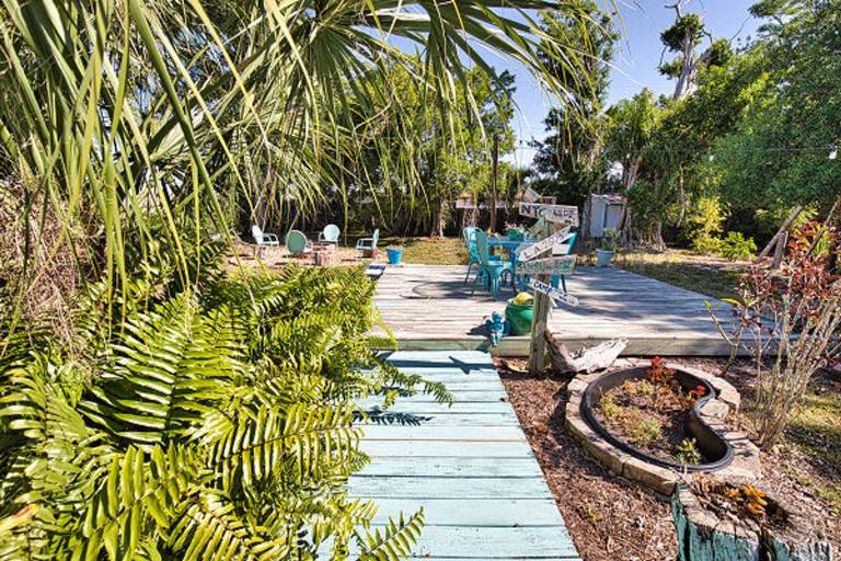 Pet Friendly Firepit Minutes to Beach Sleeps 6