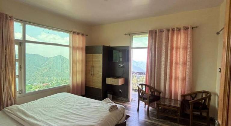 Stayenest Mashobra with balcony view — photo 2