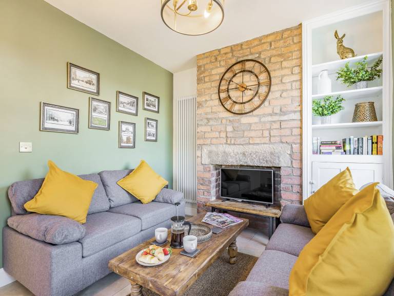 Family-friendly cottage with BBQ, yard & hot tub | Pets are welcome — photo 2