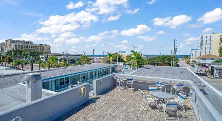 Camelot Beach Suites — photo 5