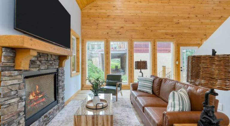 Beautiful vacation home with jacuzzi | Pets are welcome — photo 4