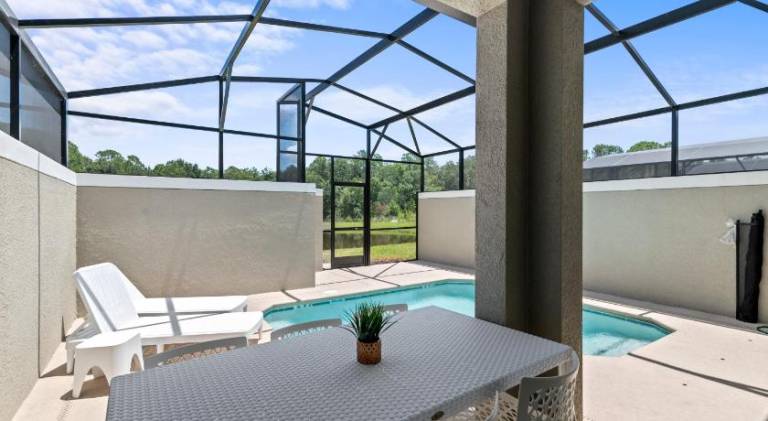 House with pool — photo 4