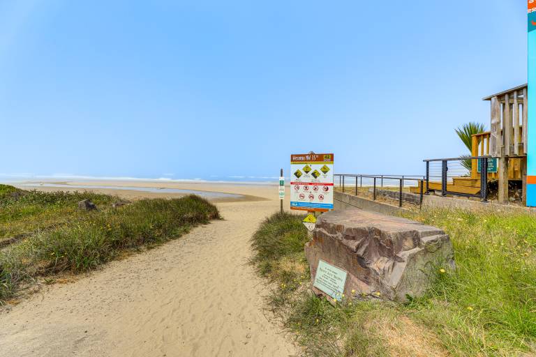 Walk to Beach: Dog-Friendly Home in Lincoln City — photo 3