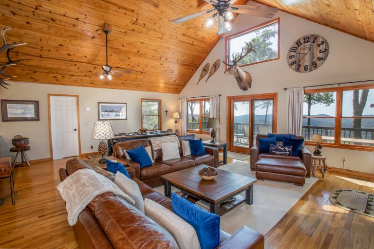Cabin with hot tub & BBQ | Mountain view — photo 2