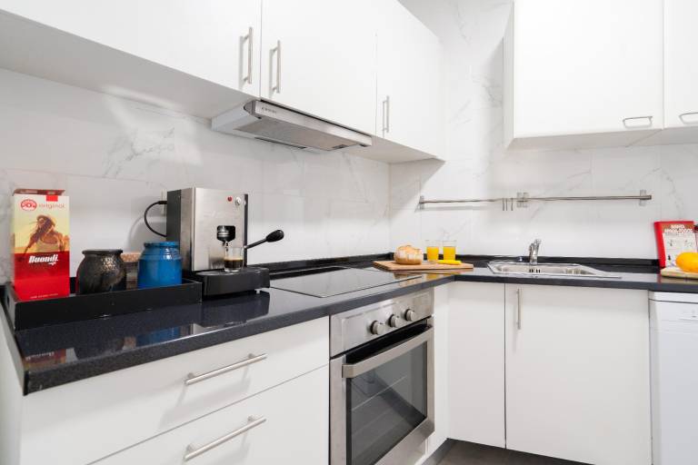 Renovated 3BR Apt Near City Hotspots – Great Value — photo 5
