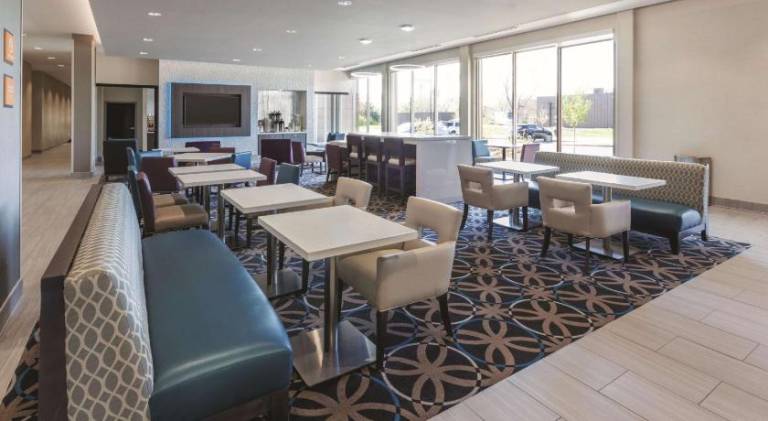 La Quinta Inn & Suites by Wyndham Terre Haute — photo 5