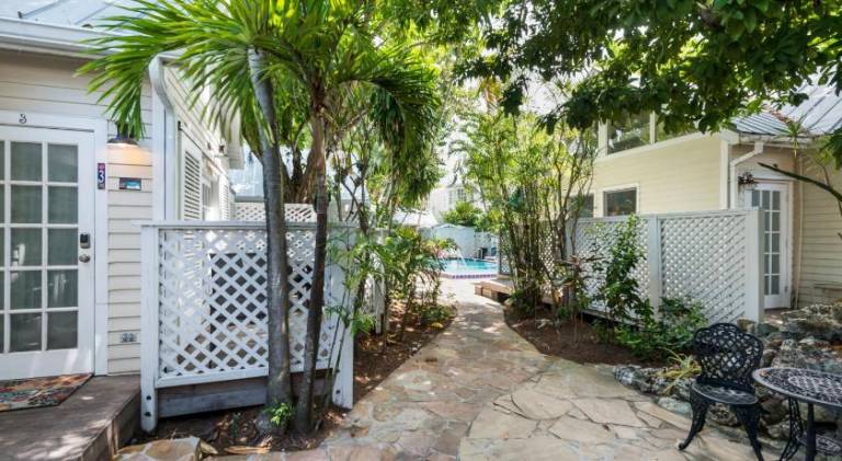 Pleasant vacation home with pool | Next to Southernmost Point | Pets allowed — photo 5