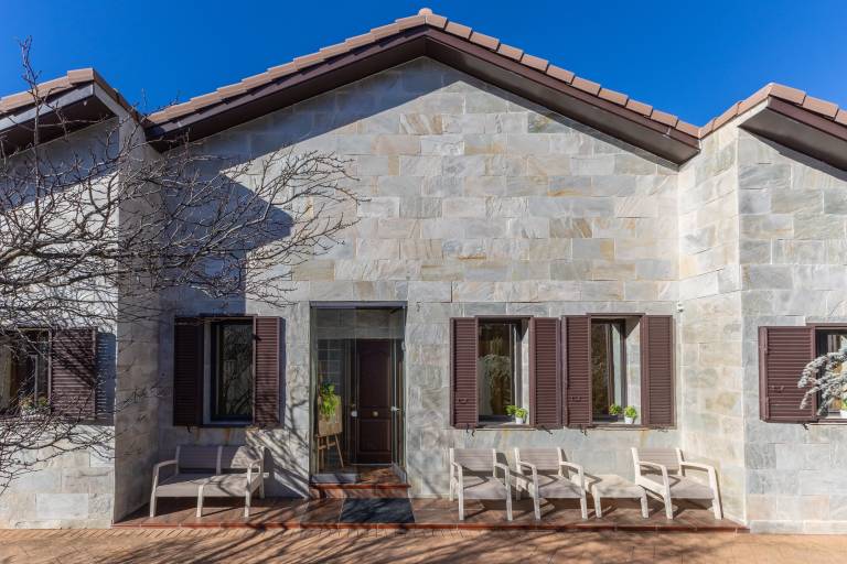 Family-friendly vacation home with patio, yard & private pool | Garden view | Pets are welcome — photo 4