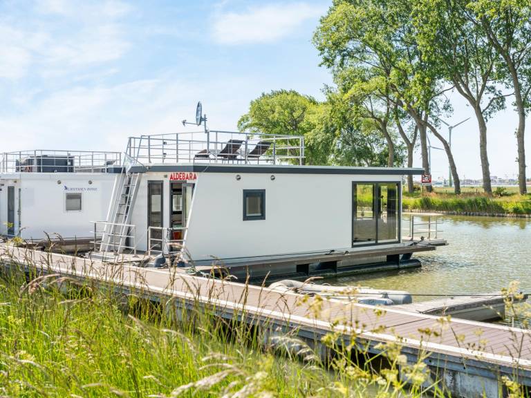 Schönes Hausboot mit Blick auf das Wasser