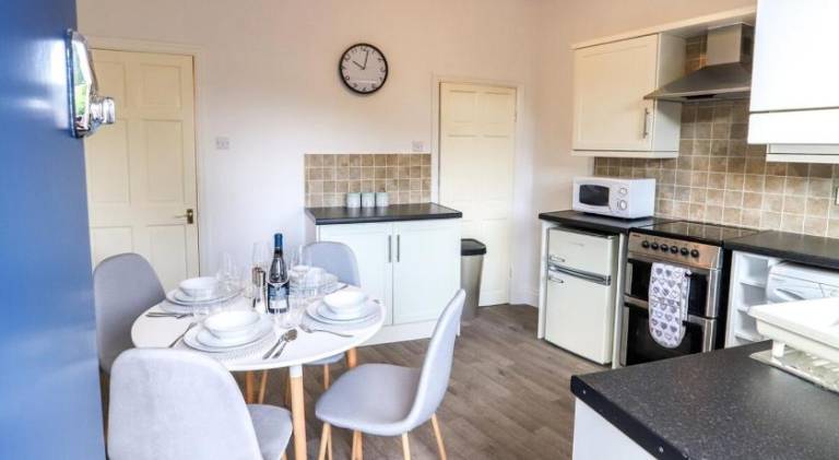 Beautiful 3 Bedroom house - Sleeps 5 Free parking — photo 3