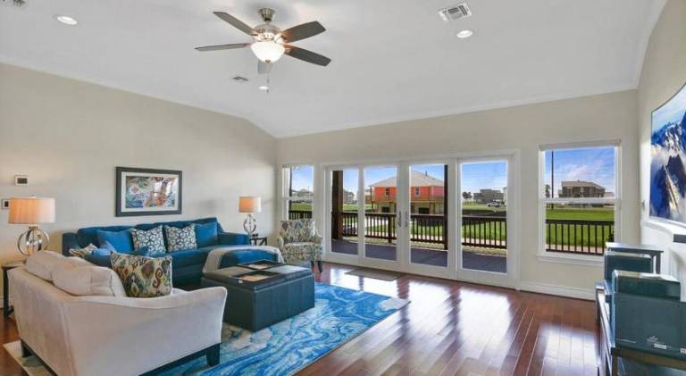 Dancing with Waves Beach House with 3 bedrooms and 2 baths in Jamaica, TX