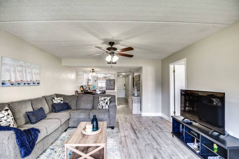 Daytona Condo w Community Pool Walk to Beach