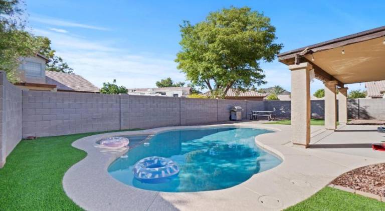 House with pool | Dogs allowed in Glendale, AZ