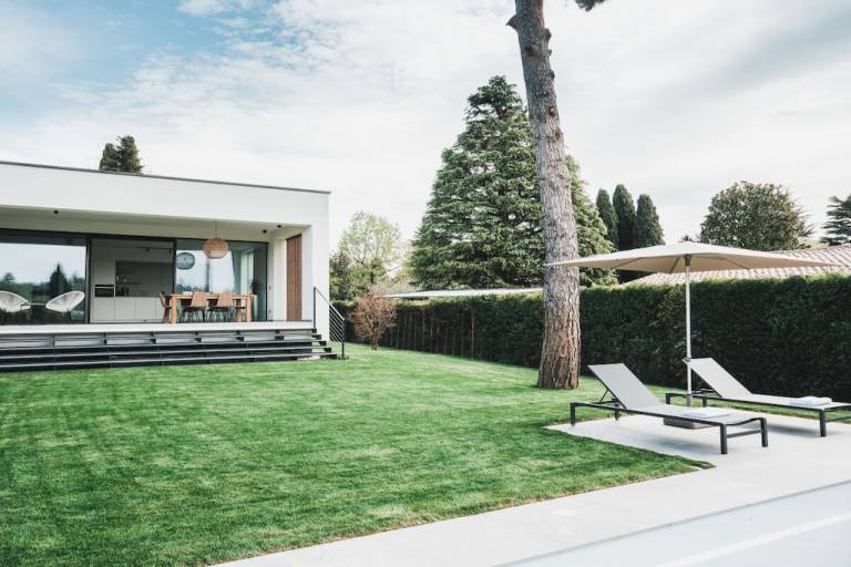 Fully equipped house with private pool, garden & patio | Pets allowed — photo 3