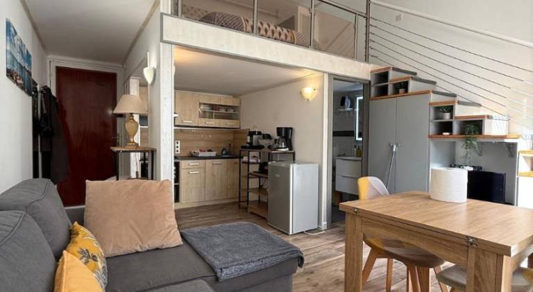 Holiday apartment with terrace in Menton