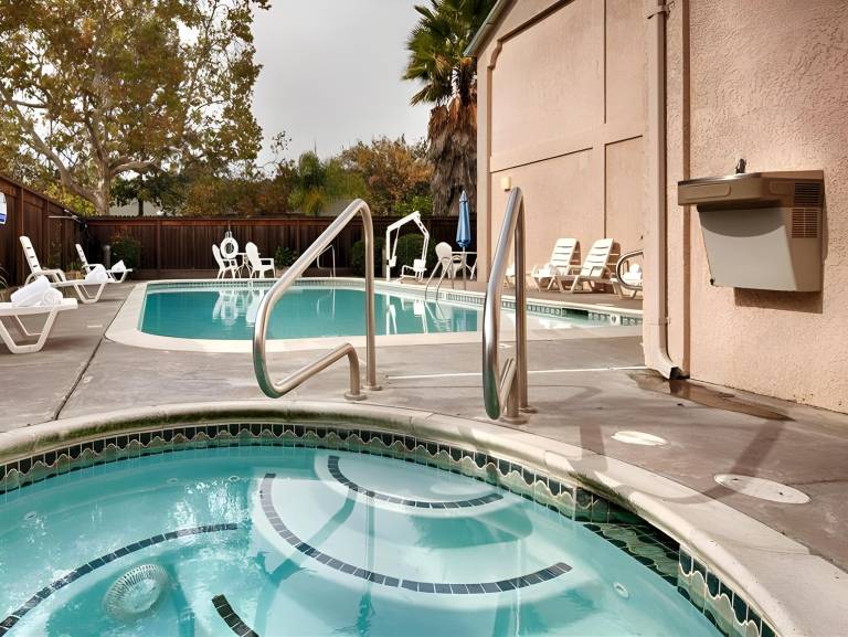 Cloverdale Wine Country Inn and Suites