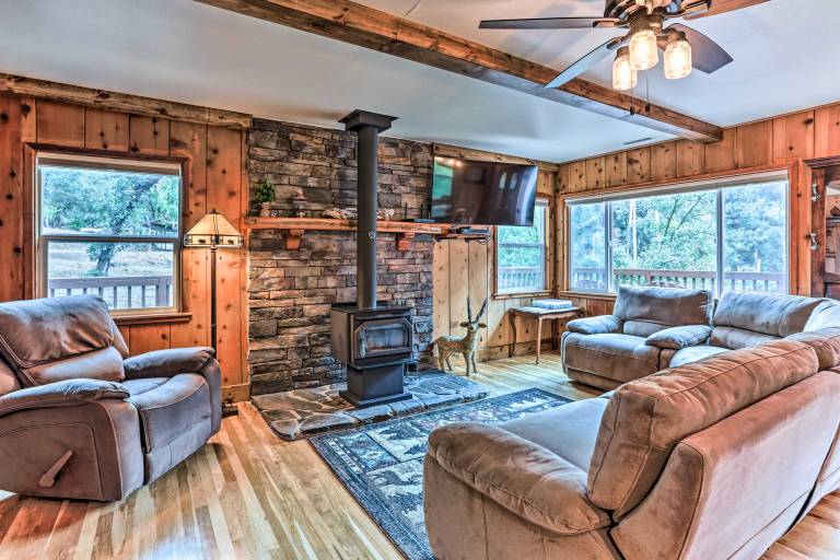 Rustic Oakhurst Retreat < 4 Mi to Bass Lake! — photo 5