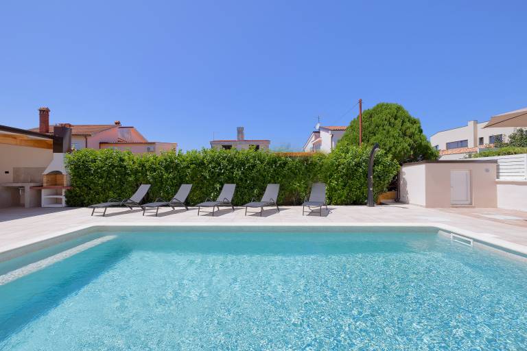 Villa with yard, private pool & grill — photo 2