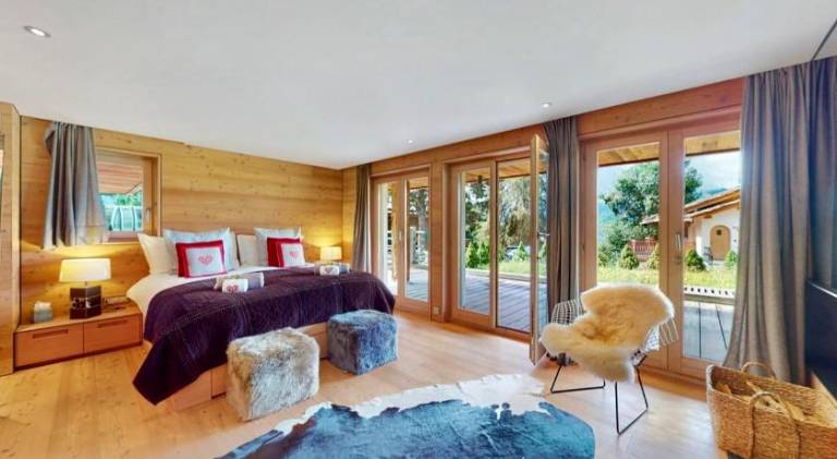 Chalet with pool, jacuzzi & sauna | Next to the ski | Pets are welcome — photo 2