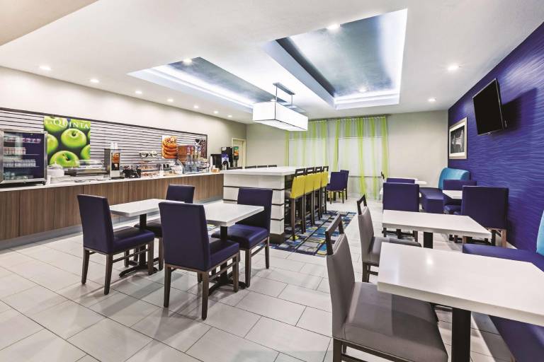 La Quinta Inn & Suites by Wyndham Palestine — photo 4