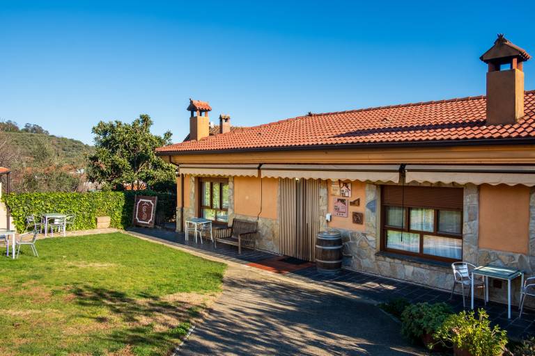 Country House 'Casa Rural Arroal I' with Mountain View, Wi-Fi and Air Conditioning in Salamanca
