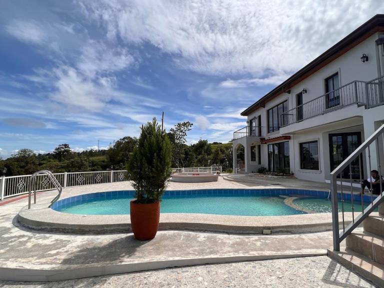 Spacious house with yard, jacuzzi & pool | Suitable for remote work | Pet-friendly — photo 5