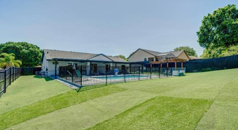 Vacation home with pool | Pet-friendly — photo 5