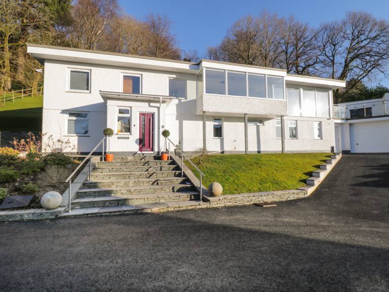 Cottage with jacuzzi & garden | Beach view in Windermere