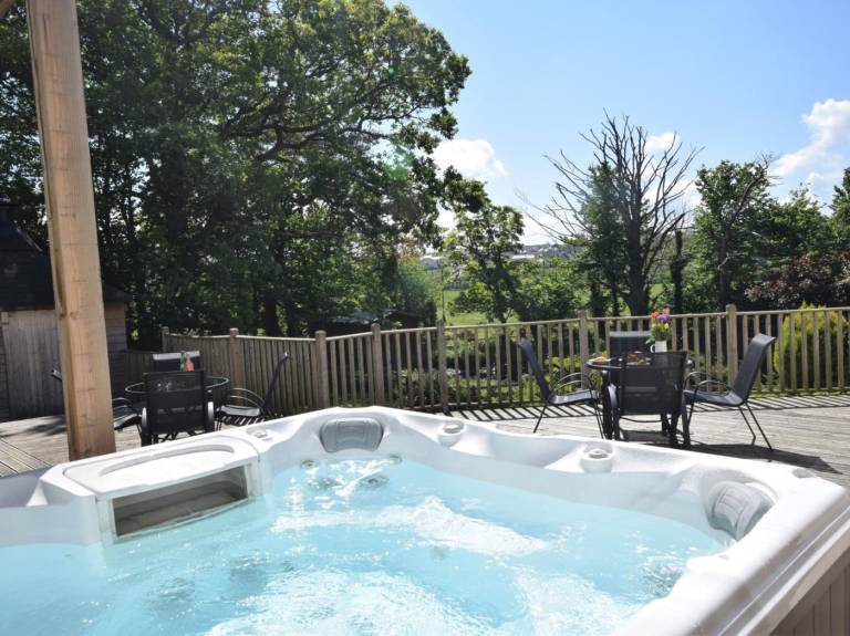 Fully equipped cottage with hot tub & garden | Water view | Dogs allowed — photo 4