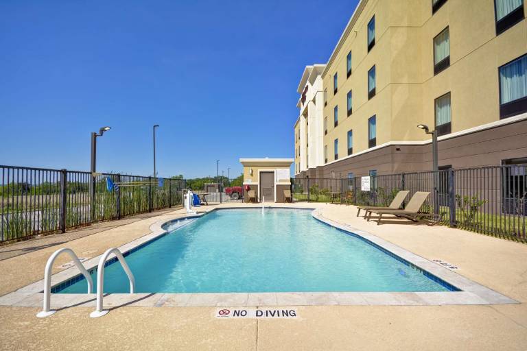 Hampton Inn Kenedy — photo 2